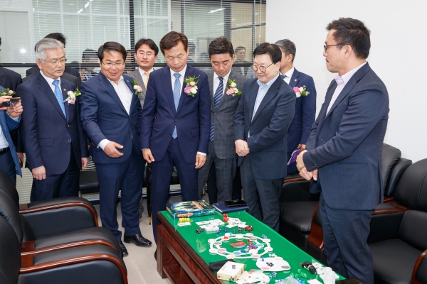 충남콘텐츠기업육성센터에 입주한 콘텐츠 전문 기업을 둘러보는 오세현 아산시장