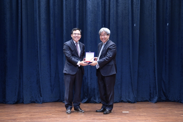 철도공단 전만경 부이사장(왼쪽)이 2019 KTA Tunnelling Awards에서 초대형 터널 프로젝트 부문 대상을 수상하고, 한국터널지하공간 유한규 학회장(오른쪽)과 기념촬영을 했다.