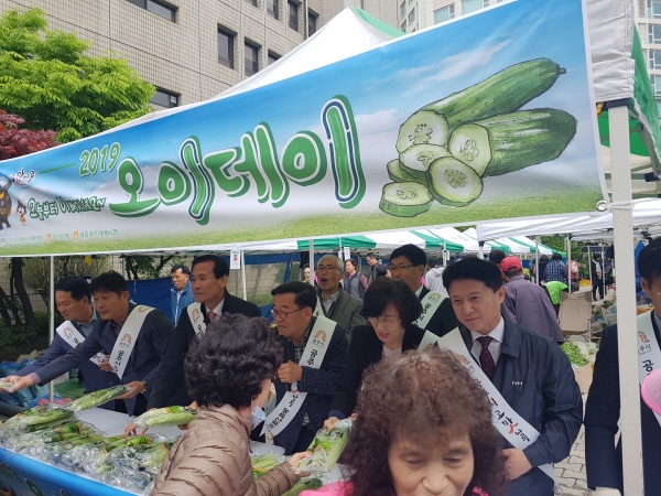 박병수 공주시의회의장과 남기범 충남농협 부본부장 등이 농산물 직거래장터에서 공주농산물 홍보를 펼치고 있다.