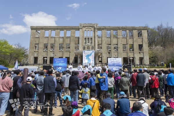 세종시 평화통일교육 현장지원단이 강원도 철원군 DMZ 생태평화공원 등에서 평화통일 현장지원 체험연수를 진행하고 있는 장면