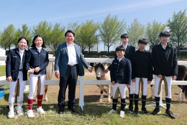 승마대회장에 마련된 다양한 전시 체험 부스를 찾아 격려하는 오세현 아산시장