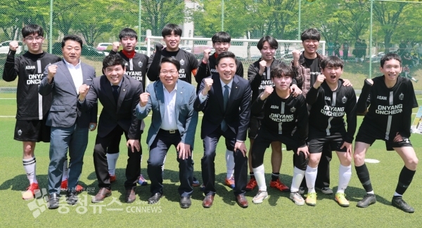 풋살대회에 참여한 동호인을 격려하는 오세현 아산시장