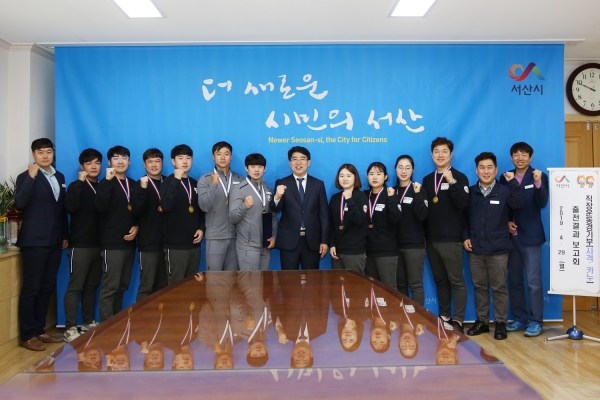 맹정호 서산시장이 출전결과 보고를 받고 선수들과 기념촬영