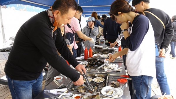 지난해 조개구이 축제 장면
