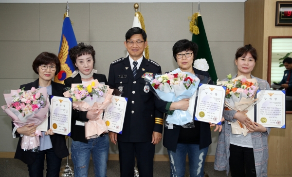 폐쇄회로 텔레비전(CCTV) 관제업무 유공자들 및 가운데는 장동찬 태안경찰서장