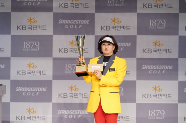 여자부 우승자 이미숙_우승 포즈