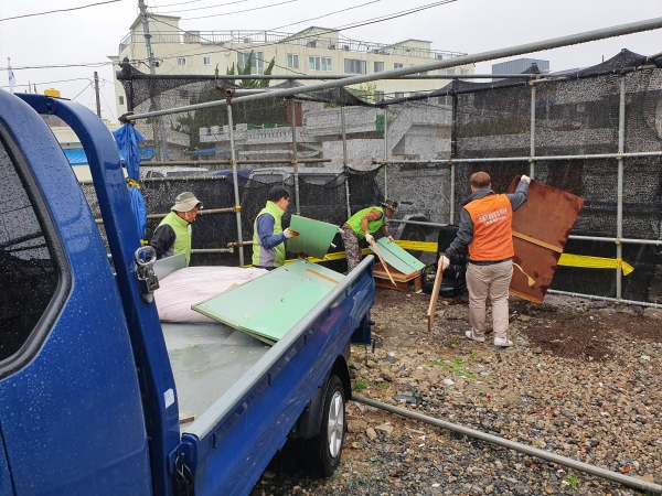 도마큰시장 제3주차장 옆 구유지에 대형폐기물 수거