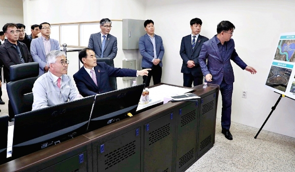 김인식 한국농어촌공사 사장이 양윤경 서귀포시장(사진왼쪽)과 함께 성읍다목적농촌용수개발사업 현장에서 올해 급수 대책과 현황을 보고받고 있다