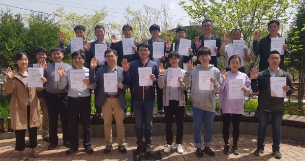 건설과 직원이 청렴실천 결의대회를 통해 부정청탁 및 금품 수수 금지 서약에 참여