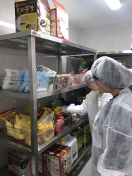 학부모와 전문가, 교육청 공무원 등으로 구성된 ‘학교급식점검단’이 학교 현장을 방문해 식재료와 위생환경 등을 철저히 살펴보고 있다,