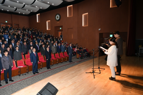 예산군청 직원들이 클린 예산 선포식에 참여하고 있다