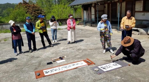 ‘지원 박양준 선생’의 휘호하는 모습