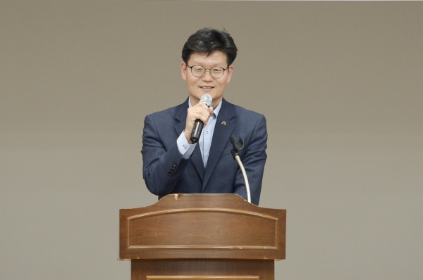 도시재생 뉴딜사업 시민토론회를 진행중인 김정섭 공주시장