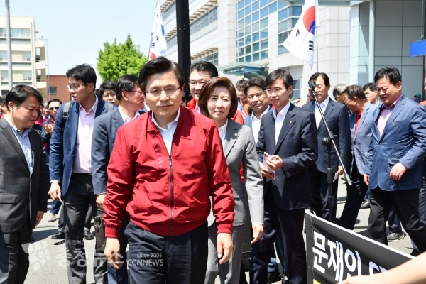 자유한국당 황교안 당대표 등 지도부가 대전역 기자회견장에 들어서고 있다.