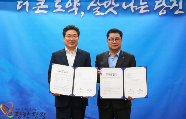 노사민정 사무국 업무위탁 협약식 (왼쪽 김홍장 시장 오른쪽 한국노총 충남서부지부 의장 강진연)