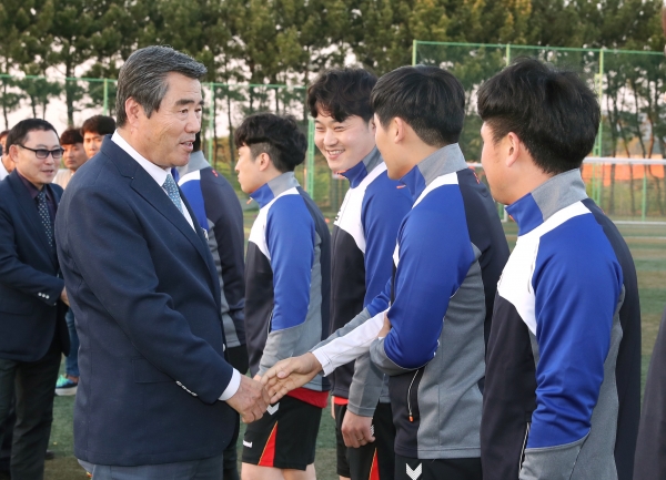 충남도민체전 참가 선수단 훈련 격려 장면