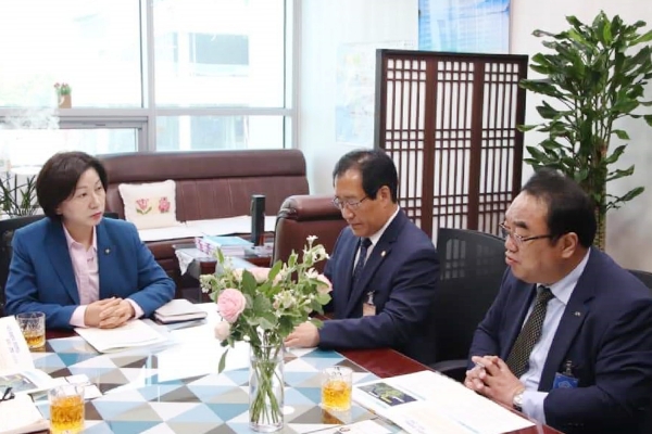 김택진 시민생활국장과 임재관 서산시의회 의장이 송옥주 더불어민주당 미세먼지대책특별위원회 위원장을 만나 국가 미세먼지 정보센터의 서산 유치 건의 모습