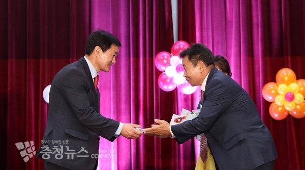 서산시의회 안원기 의원, 석남동 새마을남녀지도자협의회 감사패 받아