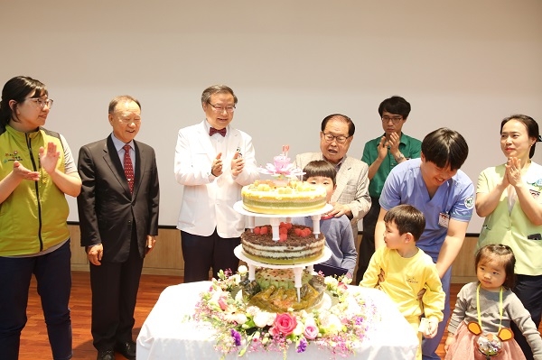 개원기념 축하 떡 케이크 커팅식.