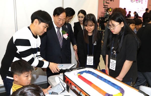 놀이한마당 행사장을 찾은 설동호 교유감 모습