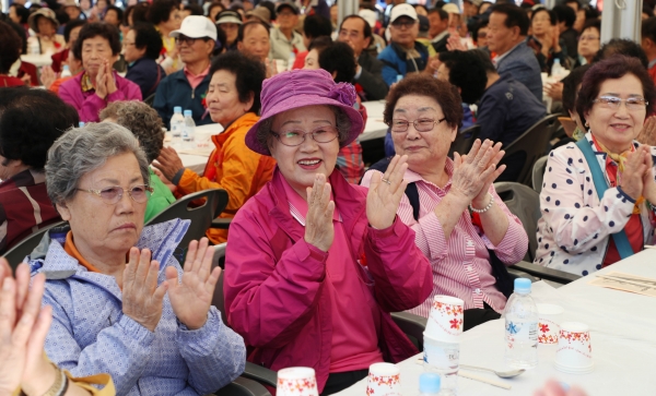 행사 참석 어르신들이 박수를 치며 즐거워하고 있다.