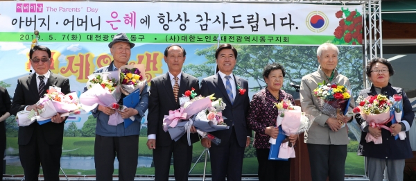 황인호 청장이 효행자 및 노인복지 유공자들과 함께 기념촬영