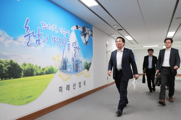 오세현 아산시장이 충남도 각 부서를 방문해 아산시 예산확보 위한 건의