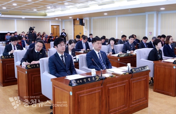 임시회를 진행하고 있는 아산시의회 의원