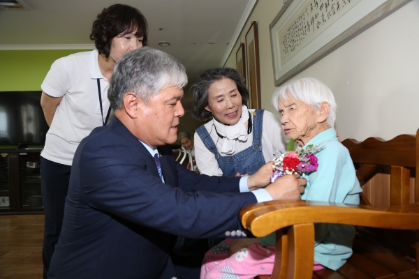 문정우 금산군수 최고령 어르신 위문
