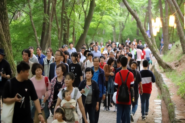 즐기자! 세계유산 부소산 봄 나들이 축제 장면