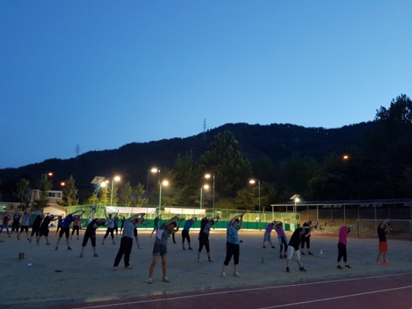 지난해 진잠초등학교 운동장에서 진행된 유성별밤 운동교실