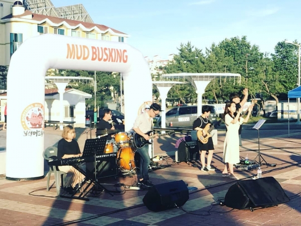 지난해 머드축제 기간 버스킹 공연 장면.