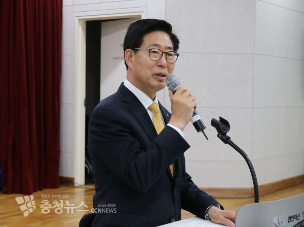 양승조 충남도지사가 시군의회 의장단 간담회에서 인사말을 하고 있다.