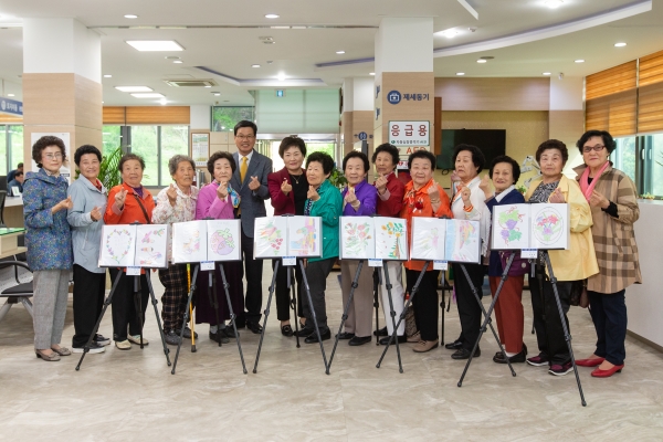 청양군 민원봉사실 문해교실 참여자 작품 전시