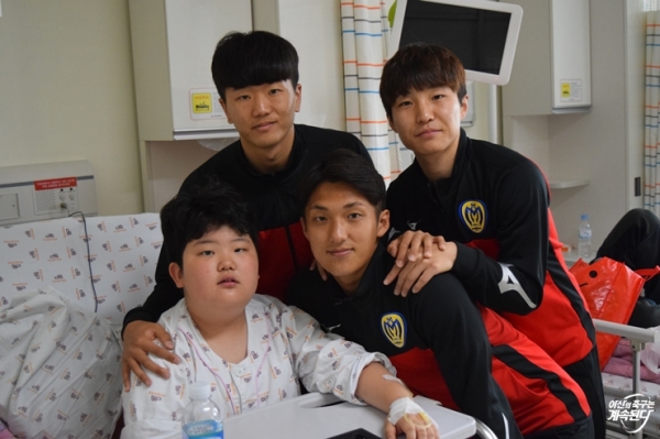 아산 충무병원 방문…어린이 환우들과 함께 하는 모습