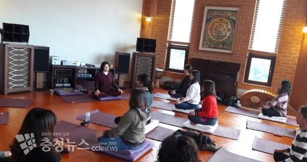 지난해 진행한 세종교원 힐링 프로그램에 참여 중인 세종시 교원들