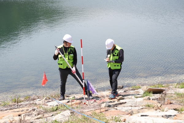시설 정밀 측정 위한 제방 외관조사를 진행하고 있다