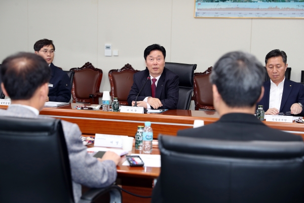 김상균 이사장이 공단 본사(대전 소재)에서 개최한 명품역사 설계를 위한 자문회의에서 발언하고 있다.