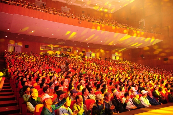 골프존문화재단의 ‘사랑나눔효큰잔치’를 즐기고 있는 어르신들