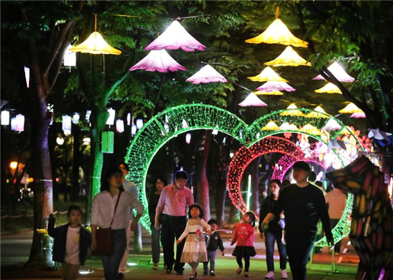 보라매공원에 조성된 아트빛 터널