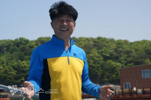 창리포구 앞에서 활짝 웃고 있는 배영근 창리 어촌계장 / 충청뉴스 최형순 기자