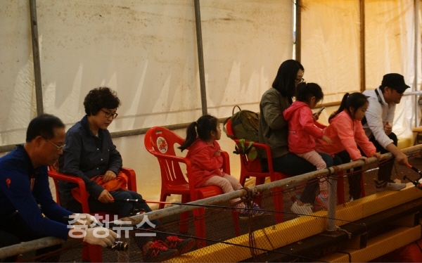 주말맞아 서산창리 해상낚시를 즐기는 가족 / 충청뉴스 최형순 기자