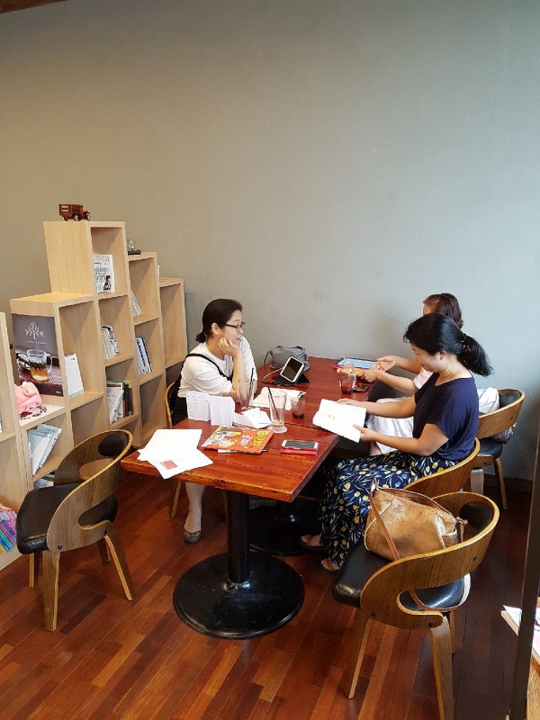 틈틈이 도서관 이용 중인 시민