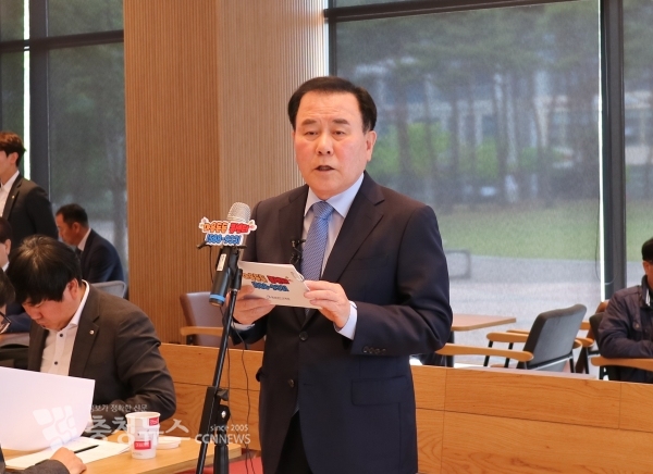 김지철 교육감이 13일 내포신도시 한 카페에서 기자간담회를 열고 교권보호종합대책을 발표하고 있다.