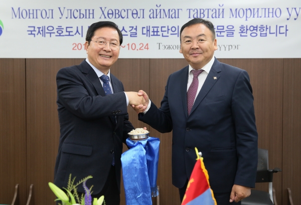 지난해 10월 몽골 헙스걸 간볼드 도지사(사진 오른쪽)를 비롯한 10명의 대표단이 대전 서구(사진 왼쪽, 장종태 서구청장)를 방문