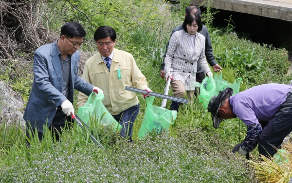 도랑 수풀 제거활동 모습(사진 왼쪽부터 홍대의 K-water 대청지사 운영부장, 황인호 동구청장, 이나영 동구의회 의장)