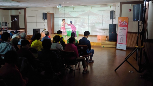 13일 기성종합복지관에서 열린 제1회 기성문화공연 '사는게 꽃같네' 를 지역주민 등 100여명이 관람했다