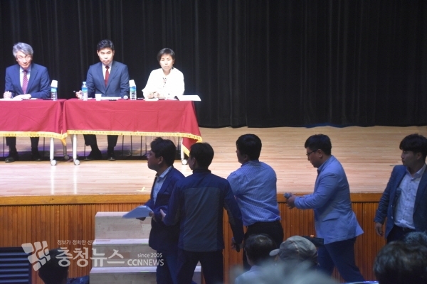 반대 측 의견을 가진 한 군민이 "설명회가 너무 길다"며 시간 배분에 항의하다 진행요원에 의해 제지되고 있다. / 조홍기 기자