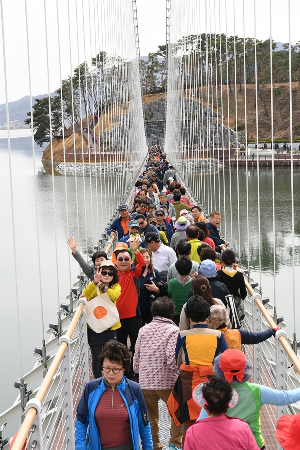 출렁다리를 찾은 관광객들