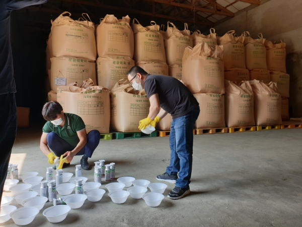예산군 덕산농협창고 직원들이 해충방제 위해 훈증소독을 준비하고 있다